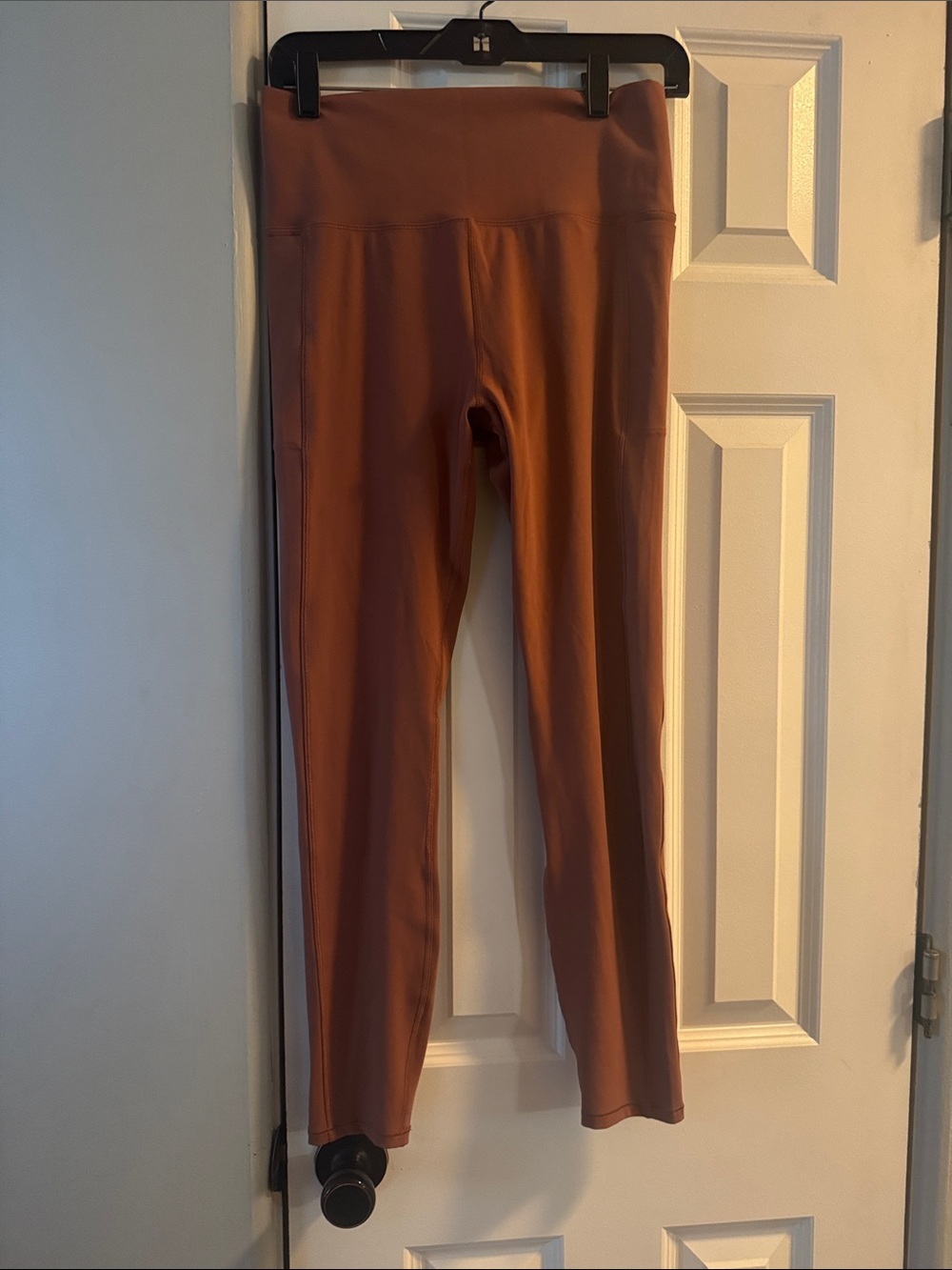 Vuori Women's Leggings in Rust Brown
